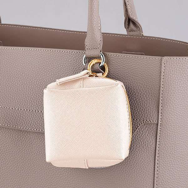 リングカラビナ付きスクエアポーチ(パールホワイト)