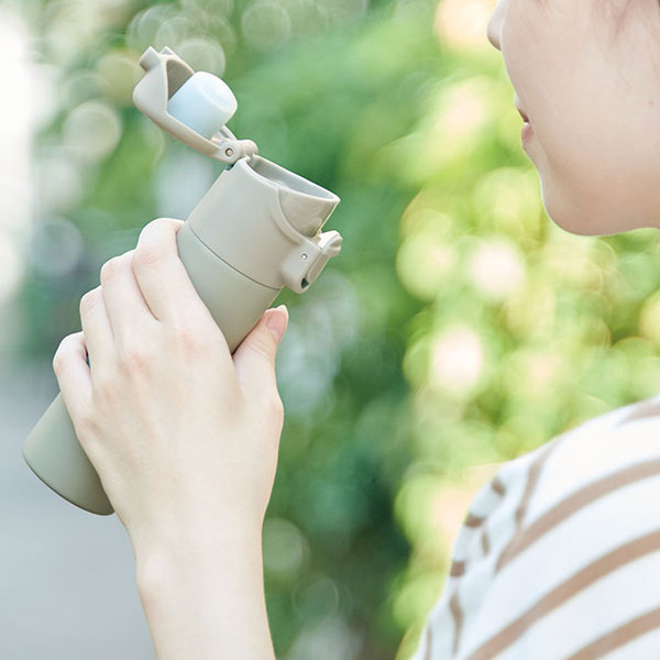 片手で飲めるワンタッチミニボトル140ml