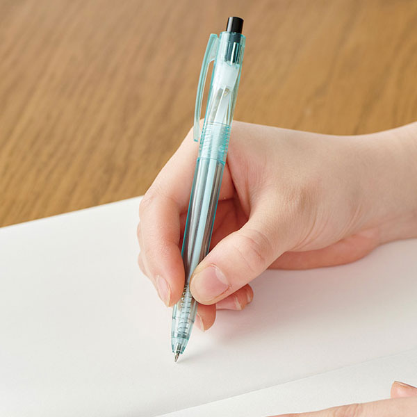 海洋プラスチックをリサイクルしたボールペン