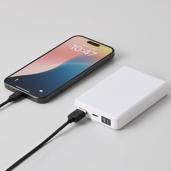 モバイルチャージャー8000　デジタル表示付
