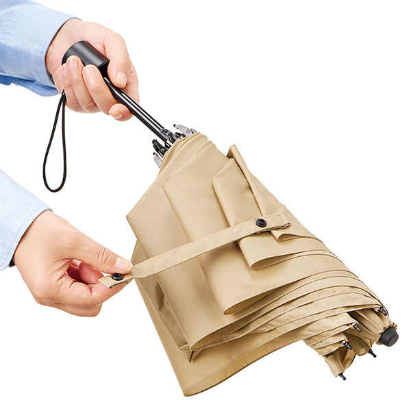 たたんでも伸ばしても使えるUV傘