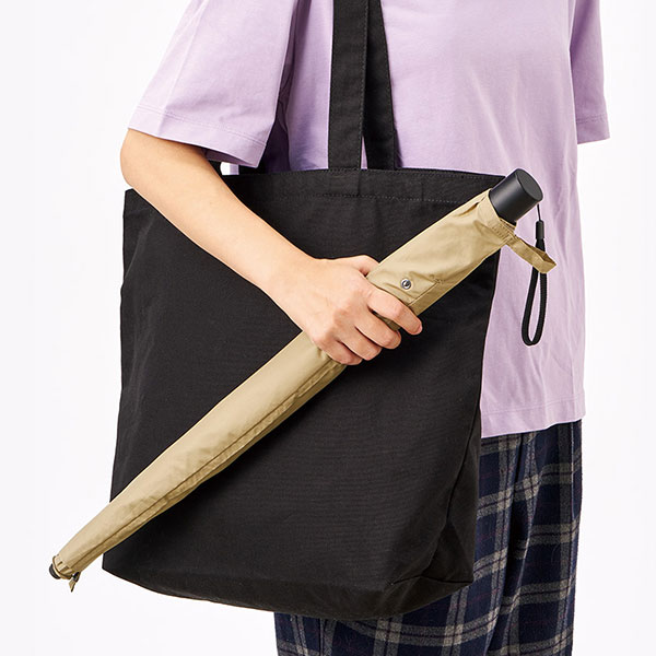 たたんでも伸ばしても使えるUV傘