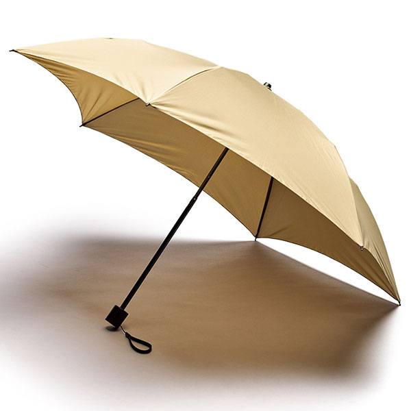 たたんでも伸ばしても使えるUV傘