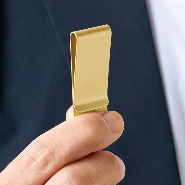 金色のマネークリップ