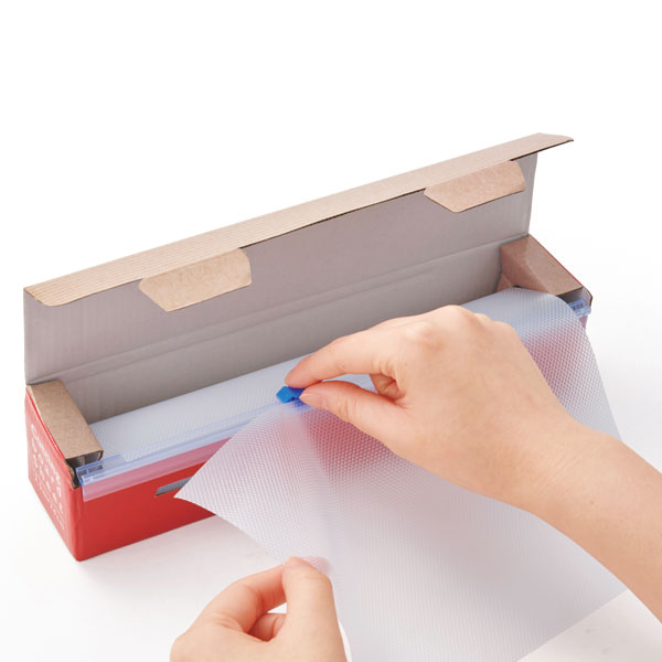 スライドで簡単カット!よごれを防ぐまな板シート