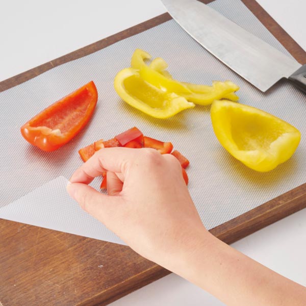 スライドで簡単カット!よごれを防ぐまな板シート