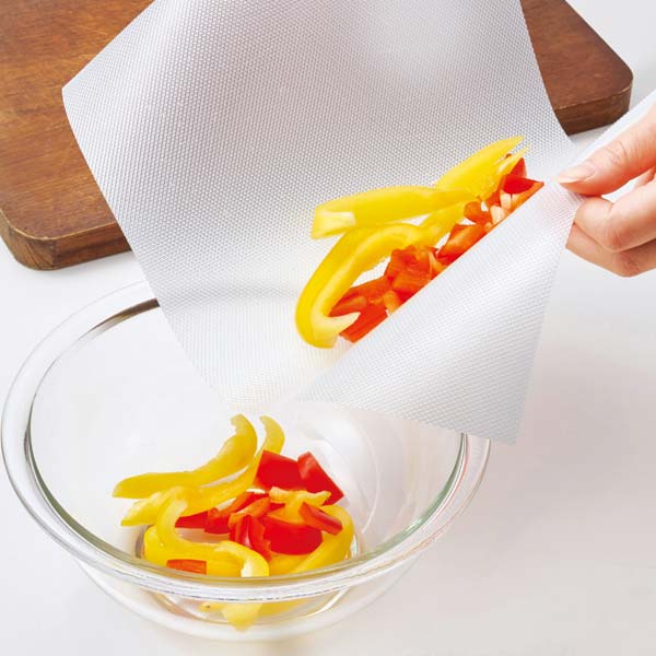 スライドで簡単カット!よごれを防ぐまな板シート