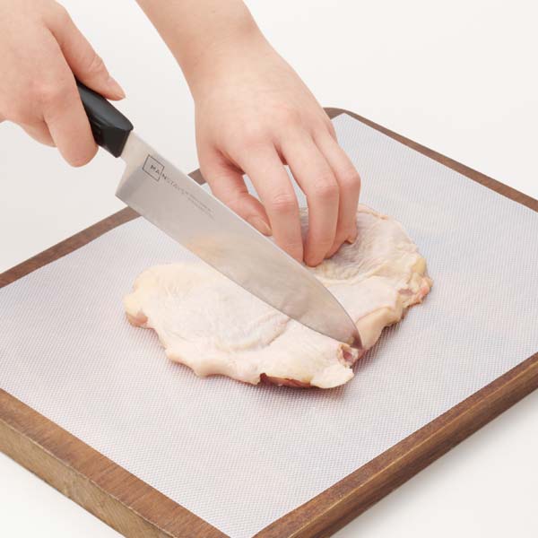 スライドで簡単カット!よごれを防ぐまな板シート