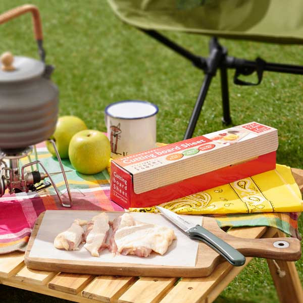 スライドで簡単カット!よごれを防ぐまな板シート